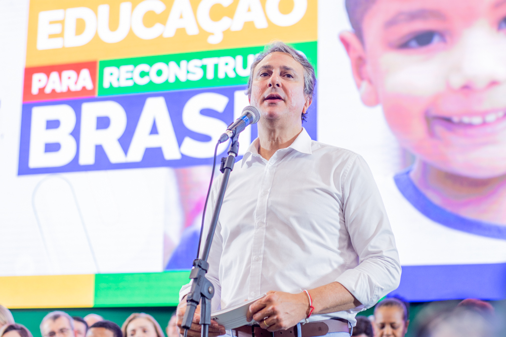 Camilo Santana anuncia reajuste de 16% no repasse para o transporte escolar Camilo Santana anuncia reajuste de 16% no repasse para o transporte escolar