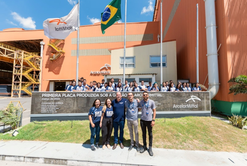 FIEC leva alunos do Sesi e do Senai para conhecerem grandes indústrias do Ceará