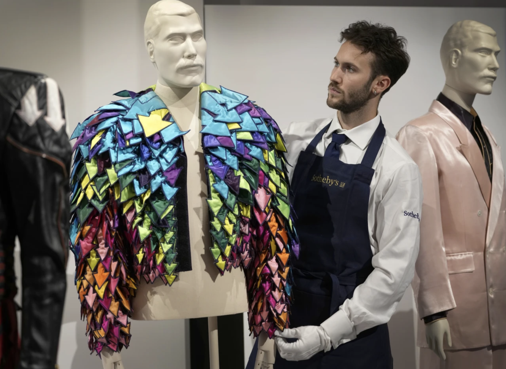 Pertences de Freddie Mercury ganham exposição em réplica de casa do cantor