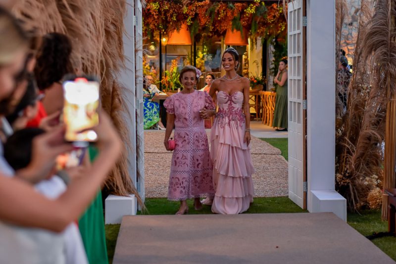 Celebrando o amor - Gil Santos e Denise Bezerra renovam votos de casamento em uma megafesta na Taíba com direito a show de Daniela Mercury