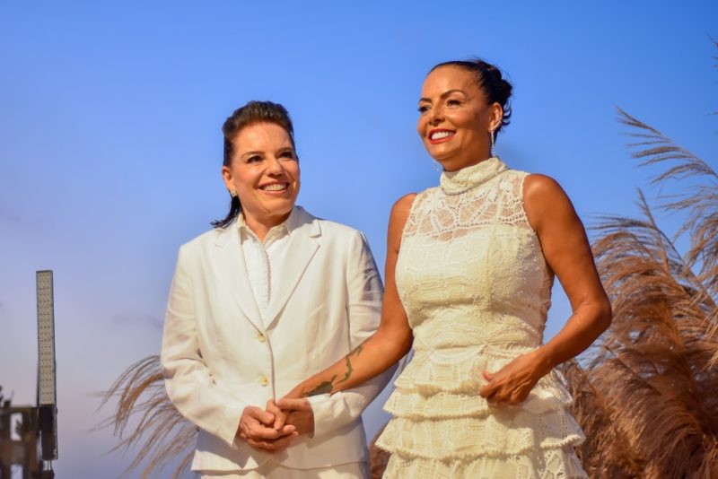 Celebrando o amor - Gil Santos e Denise Bezerra renovam votos de casamento em uma megafesta na Taíba com direito a show de Daniela Mercury