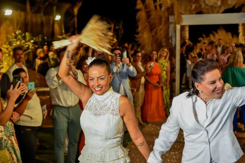 Celebrando o amor - Gil Santos e Denise Bezerra renovam votos de casamento em uma megafesta na Taíba com direito a show de Daniela Mercury