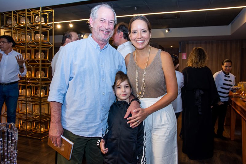 Navegações da Maturidade - Nomes de peso da sociedade cearense prestigiam o lançamento do livro de Cybele Pontes no Hotel Gran Marquise