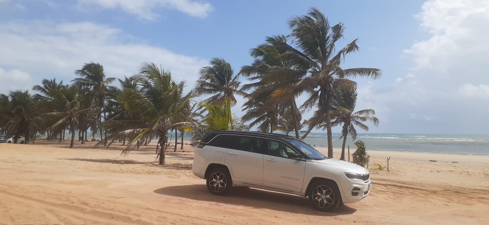 Andando com o líder, o Novo Jeep Commander Overland surpreende na estrada e areia