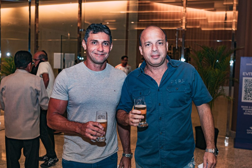 
				Daniel Macambira e Cesar Bueno 
				