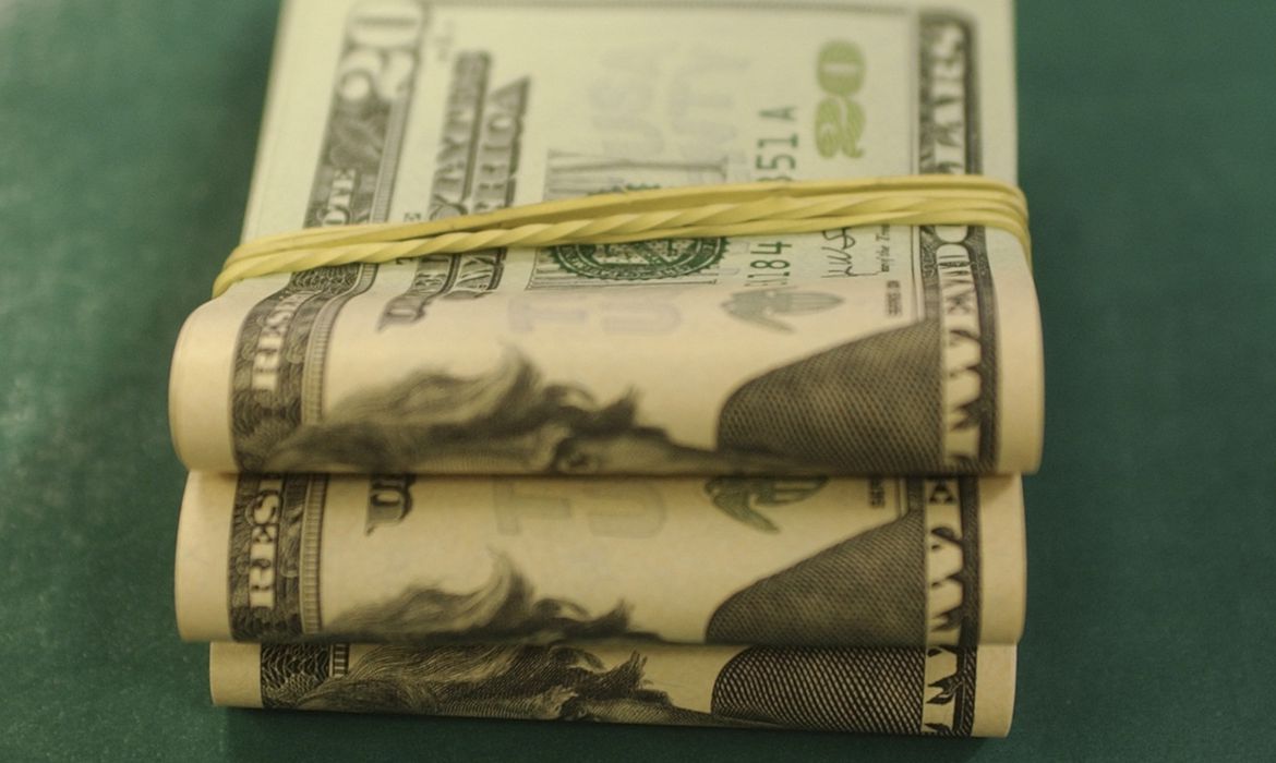 Dólar sobe quase 2% e aproxima-se de R$ 4,90 após corte de juros