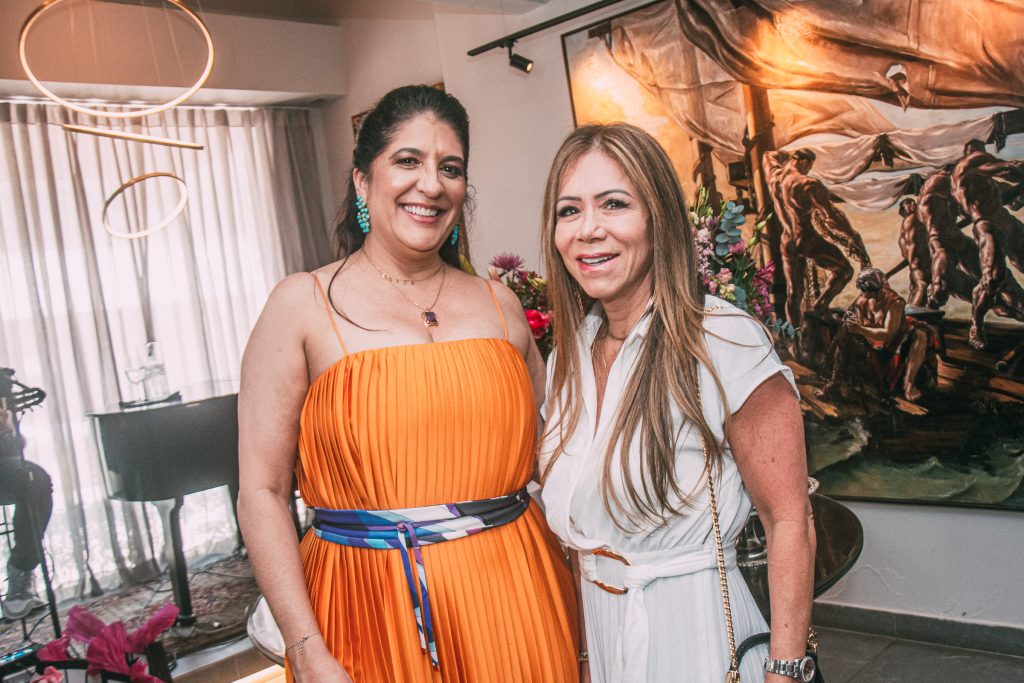 Elisa Oliveira E Sakie Brookes