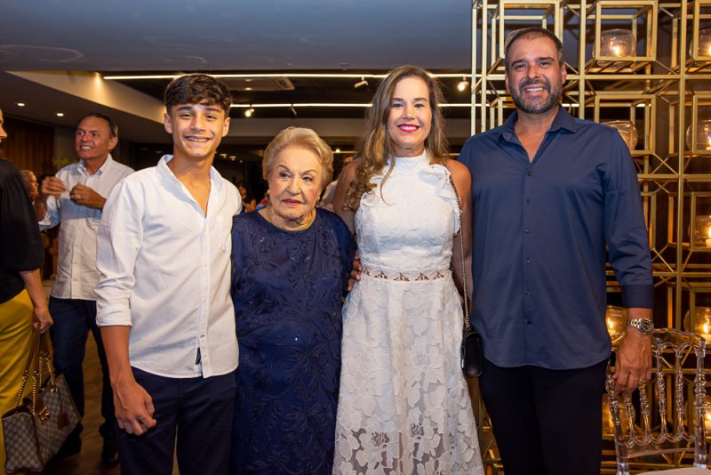 Navegações da Maturidade - Nomes de peso da sociedade cearense prestigiam o lançamento do livro de Cybele Pontes no Hotel Gran Marquise