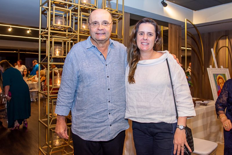 Navegações da Maturidade - Nomes de peso da sociedade cearense prestigiam o lançamento do livro de Cybele Pontes no Hotel Gran Marquise