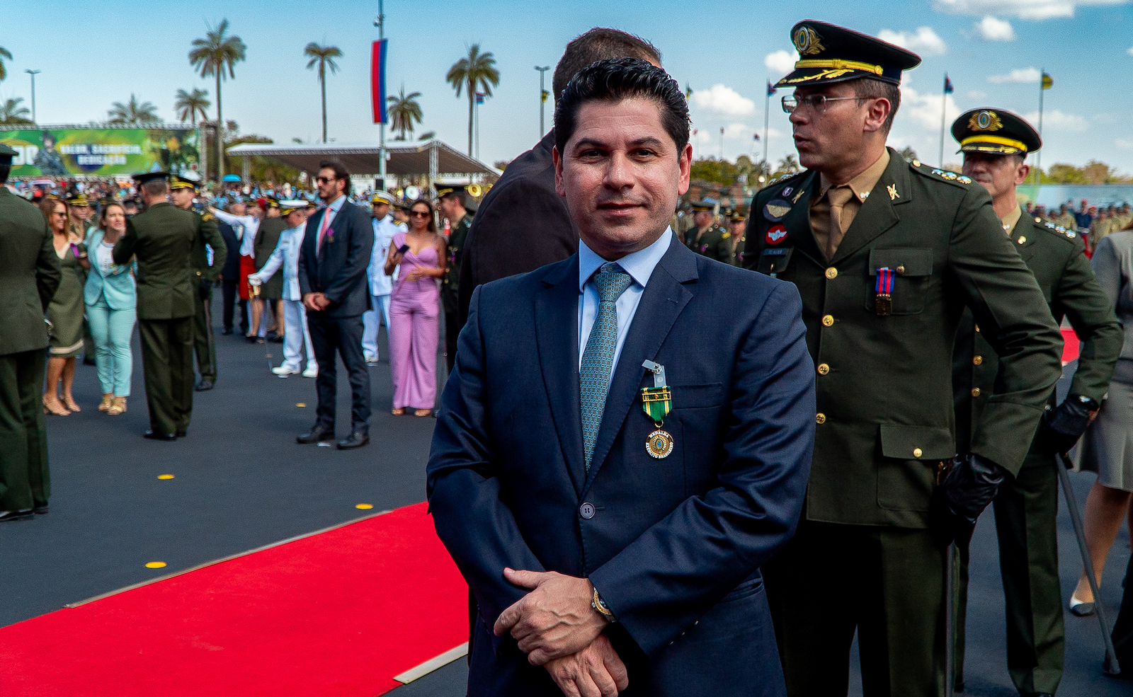 Pompeu Vasconcelos é agraciado com a Medalha do Exército Brasileiro em Brasília
