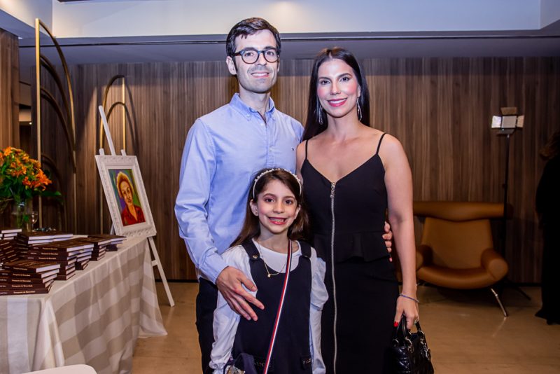 Navegações da Maturidade - Nomes de peso da sociedade cearense prestigiam o lançamento do livro de Cybele Pontes no Hotel Gran Marquise