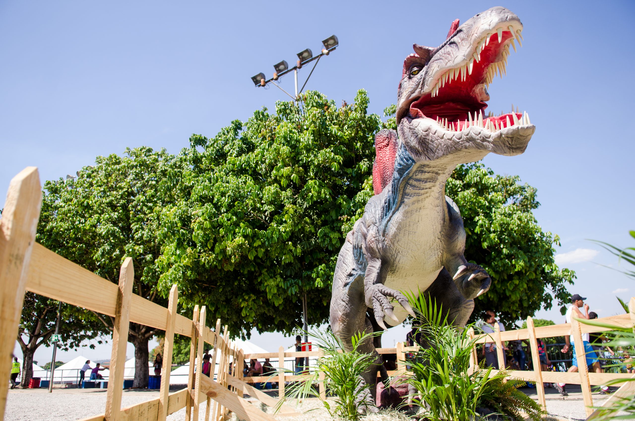 Shopping Iguatemi Bosque recebe exposição “Mundo Jurássico” com réplicas de dinossauros em tamanho real