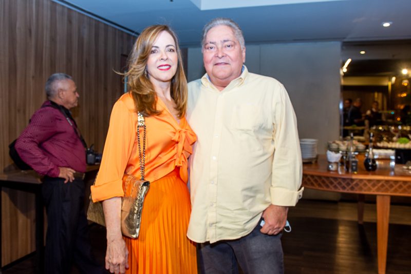 Navegações da Maturidade - Nomes de peso da sociedade cearense prestigiam o lançamento do livro de Cybele Pontes no Hotel Gran Marquise