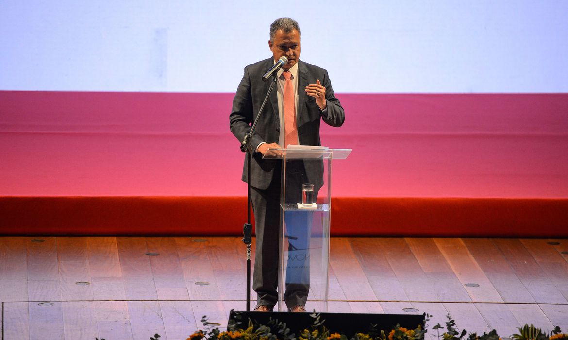Empresas devem formar consórcios para obras do PAC, diz ministro Empresas devem formar consórcios para obras do PAC, diz ministro