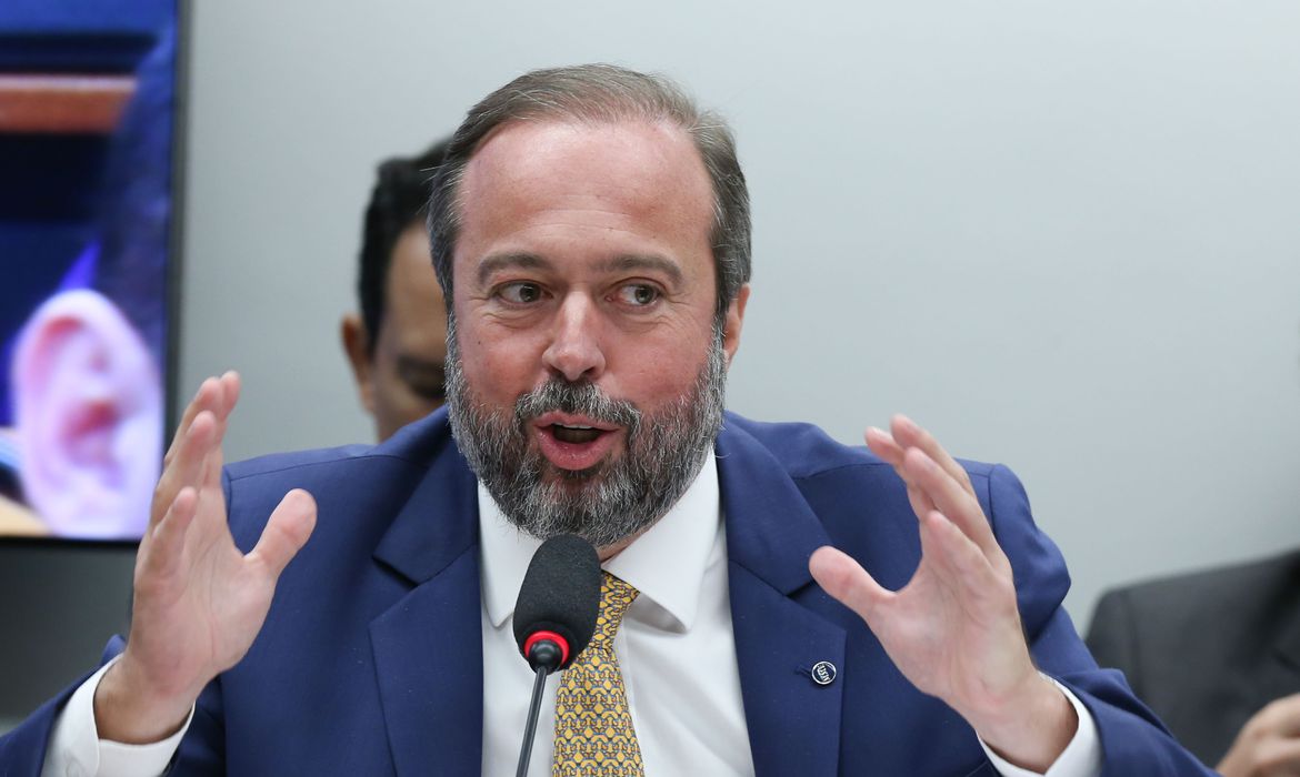 Câmara quer ouvir ministro sobre política de preços da Petrobras