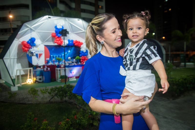 Alegria e diversão - Naiana e Francisco Philomeno Neto celebram o 8º aniversário do herdeiro Bernardo