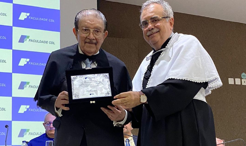 Mauro Benevides recebe título Doutor Honoris Causa da Faculdade CDL
