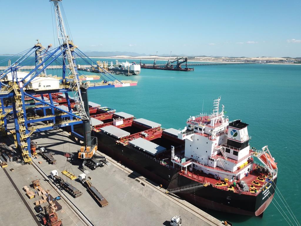 Recorde histórico: Porto do Pecém embarca mais de 72 mil toneladas de placas de aço em um único navio