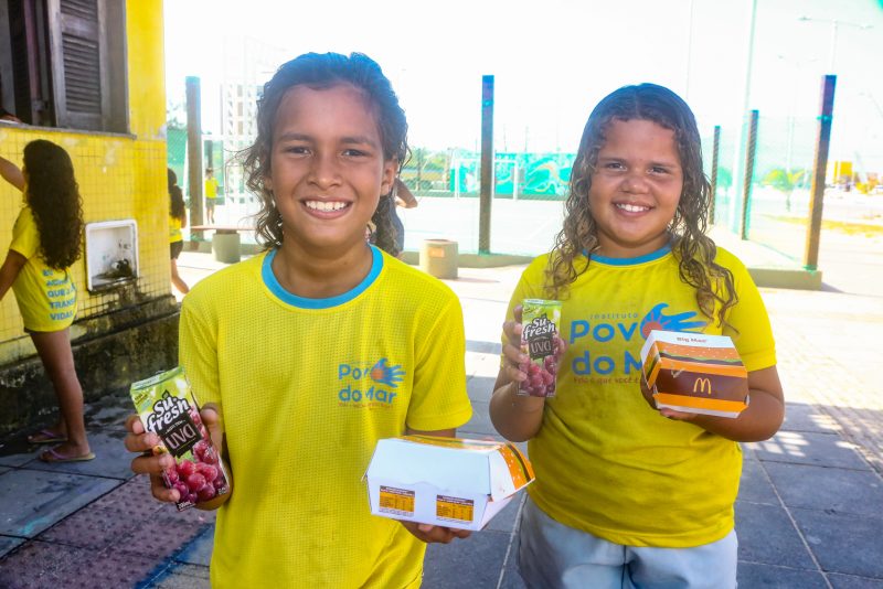 Solidariedade - 35ª edição do McDia Feliz: Instituto Povo do Mar distribui mil sanduíches para crianças e adolescentes