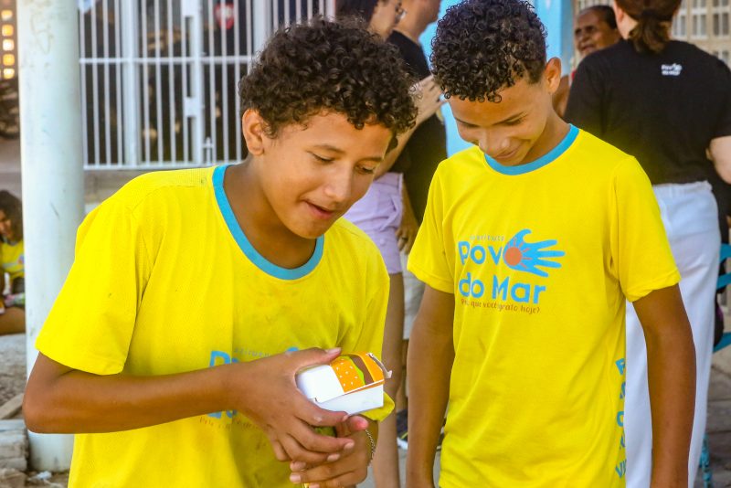 Solidariedade - 35ª edição do McDia Feliz: Instituto Povo do Mar distribui mil sanduíches para crianças e adolescentes