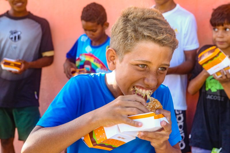 Solidariedade - 35ª edição do McDia Feliz: Instituto Povo do Mar distribui mil sanduíches para crianças e adolescentes