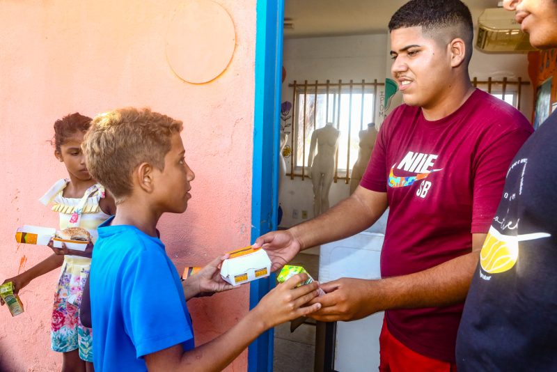 Solidariedade - 35ª edição do McDia Feliz: Instituto Povo do Mar distribui mil sanduíches para crianças e adolescentes