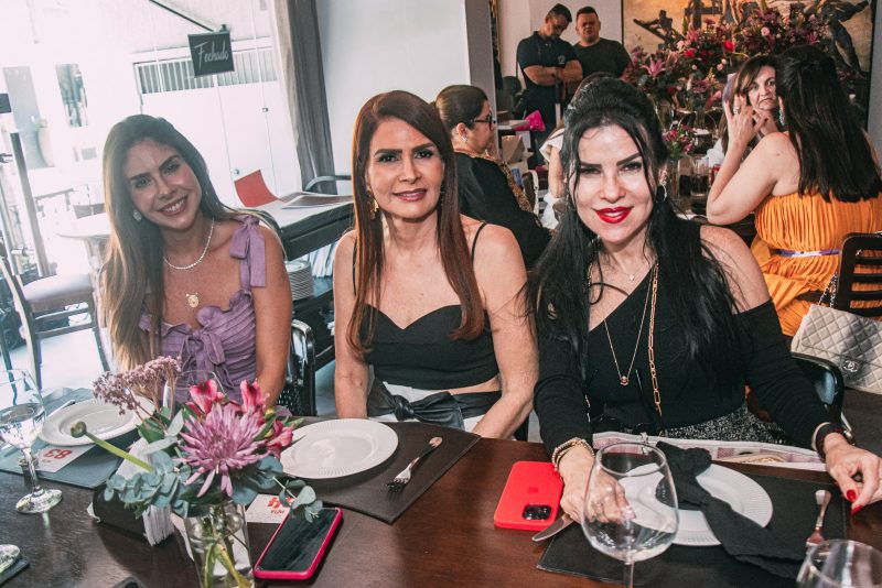 Surprise party - Elisa Oliveira troca de idade e ganha uma carinhosa festa surpresa de suas amigas