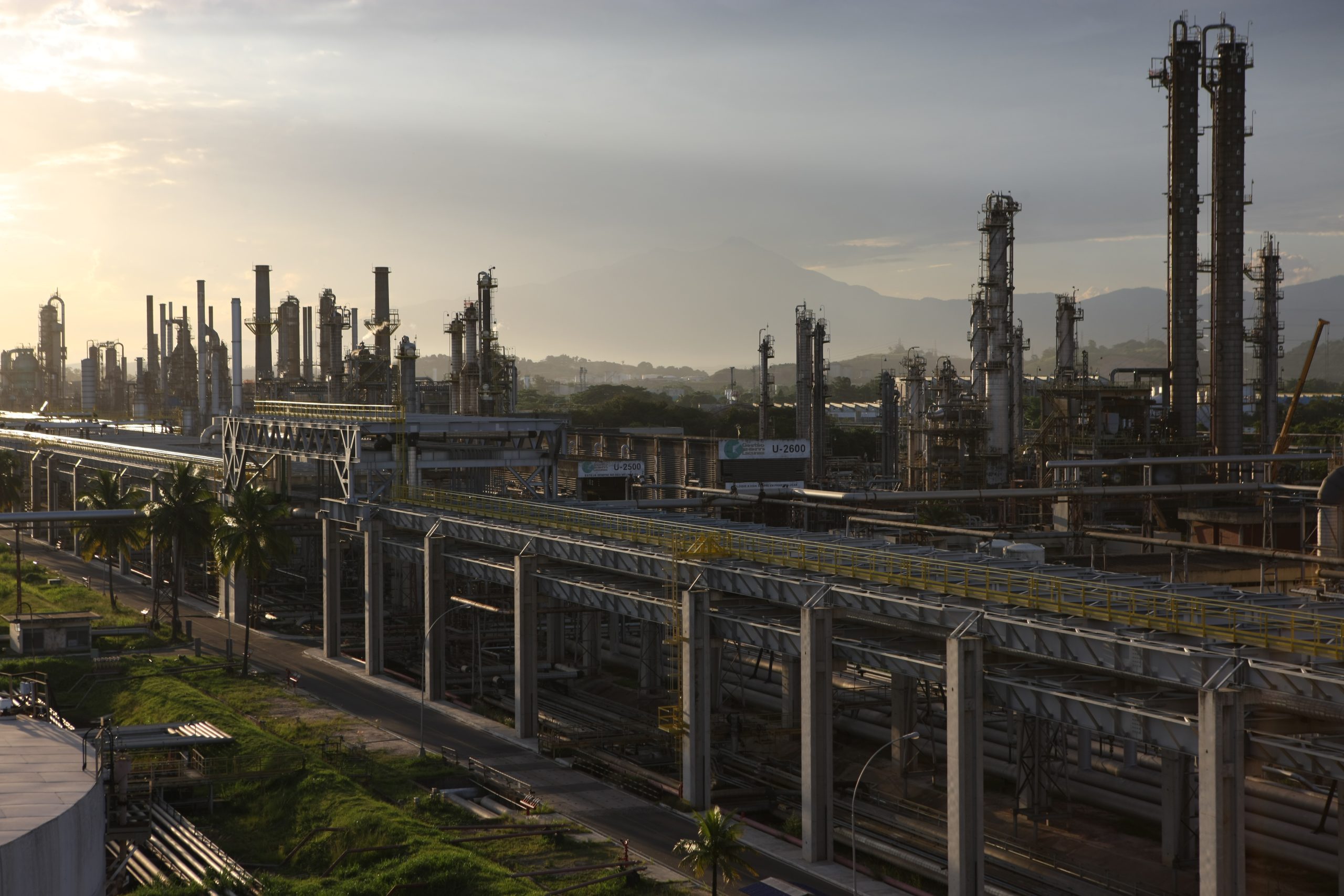 Petrobras bate recordes de produção de diesel S-10 e de asfalto em julho