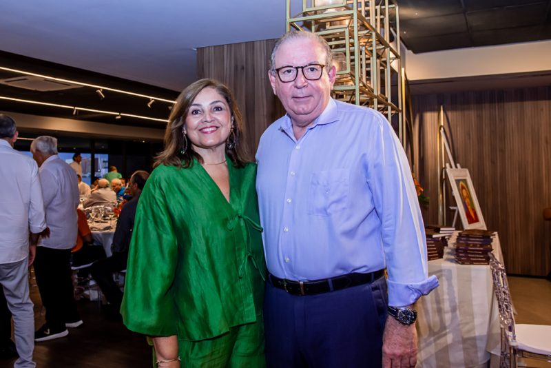 Navegações da Maturidade - Nomes de peso da sociedade cearense prestigiam o lançamento do livro de Cybele Pontes no Hotel Gran Marquise