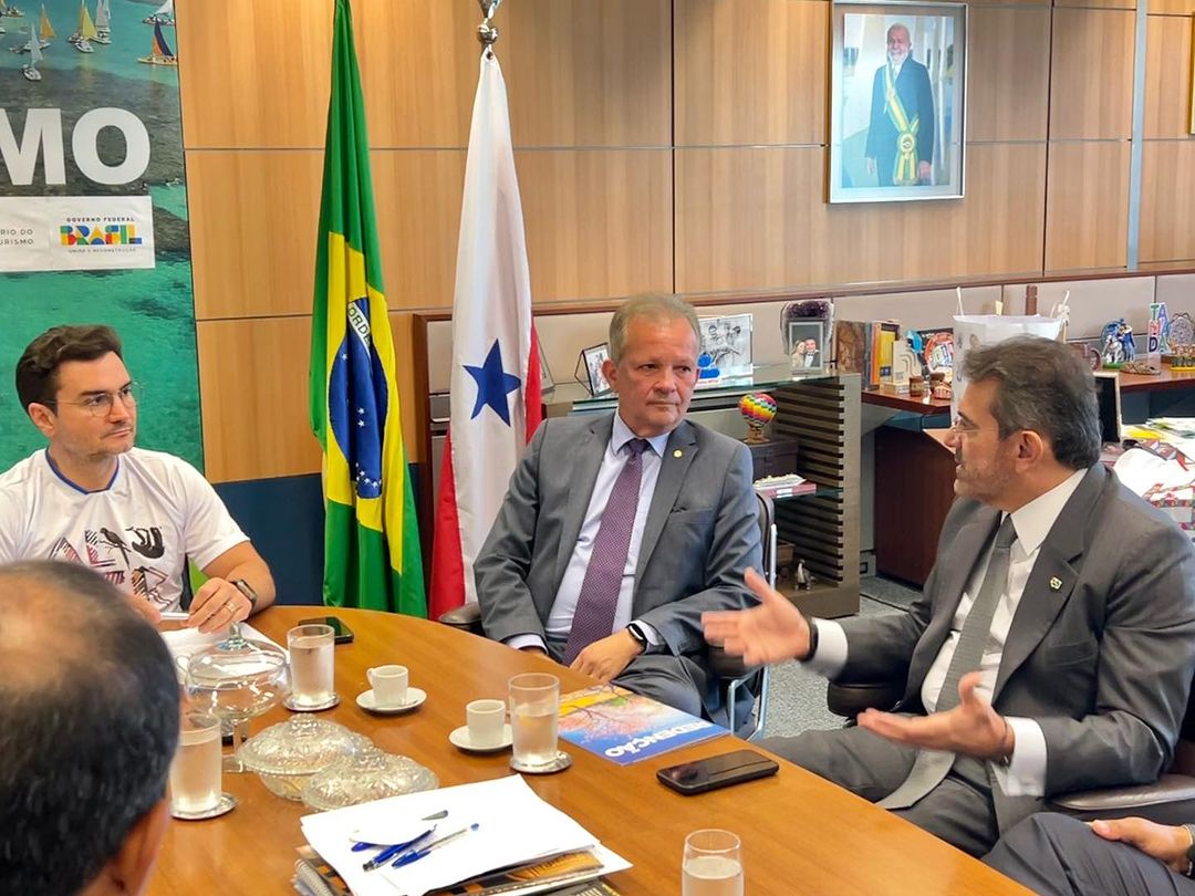Em reunião com ministro do Turismo, André Figueiredo pede reavaliação da concessão do Terminal Marítimo de Fortaleza