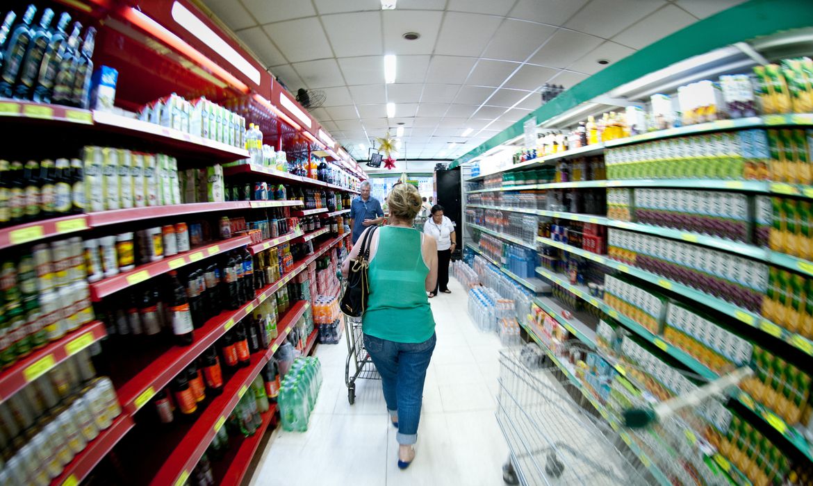 Alimentos e bebidas aliviam inflação para os mais pobres