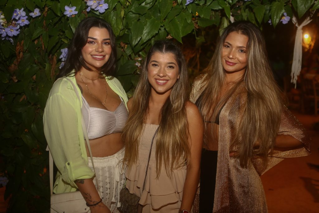
				Tais Maia, Taina Morelli e Jaqueline Lima 
				