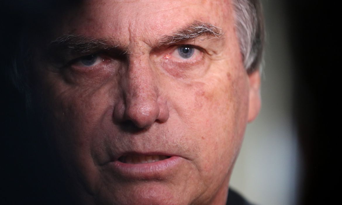 Bolsonaro diz que fará três cirurgias em setembro por conta da facada