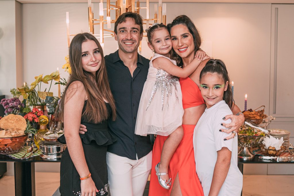 Vitoria, Rodrigo, Eva, Marcela E Olivia Carvalho