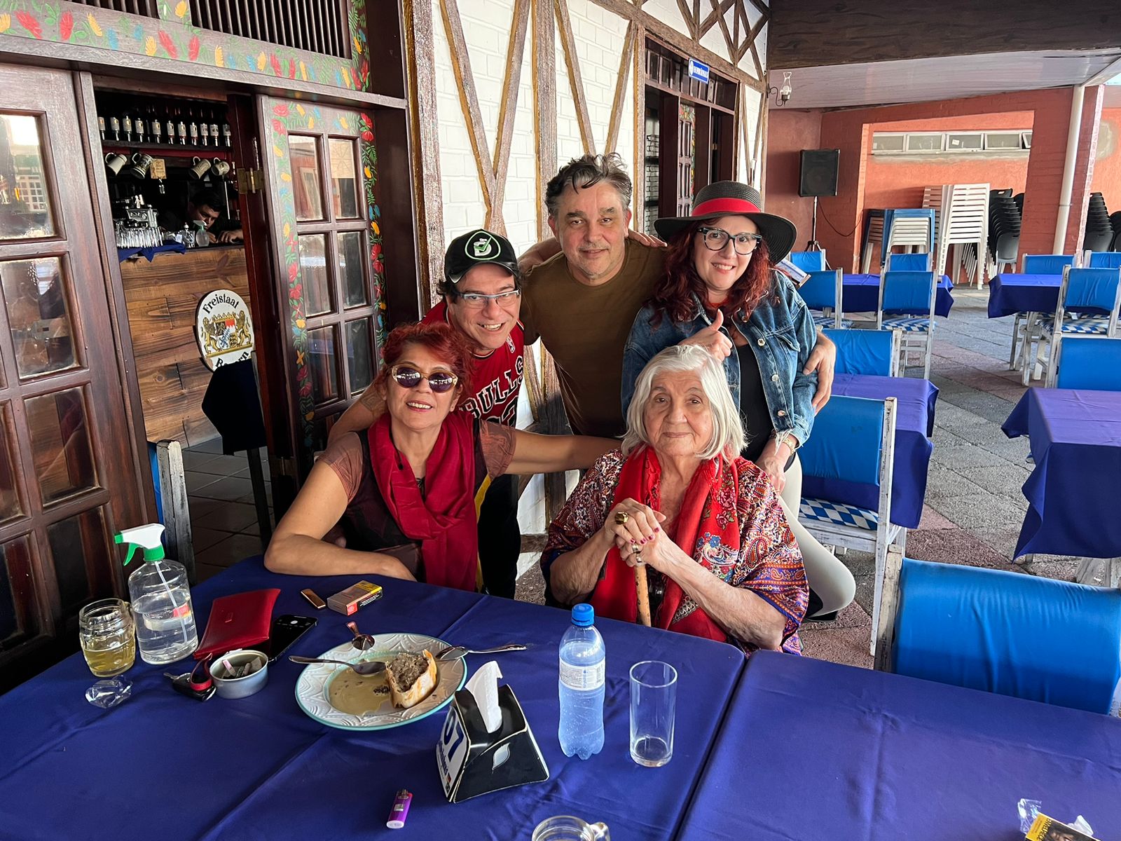 Empresária Patrícia Leitão comemora aniversário e tem encontro com artista Rogério Soares