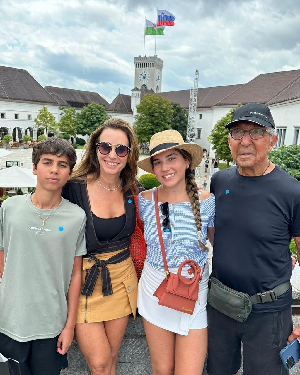 Abílio Diniz aproveita as férias em uma animada viagem em família