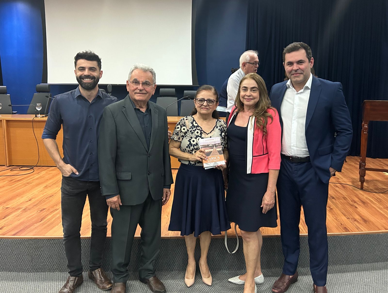 Em prestigiado evento na Assembleia Legislativa, Simone Beserra lança seu novo livro “Cariús – Retalhos Históricos”