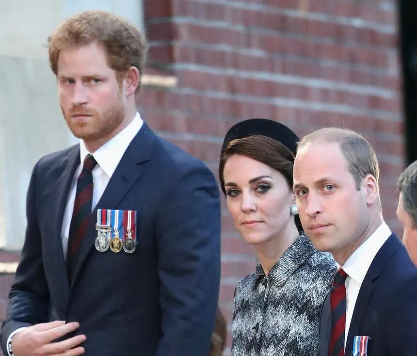 Kate, William e Harry são convocados para reunião com o rei