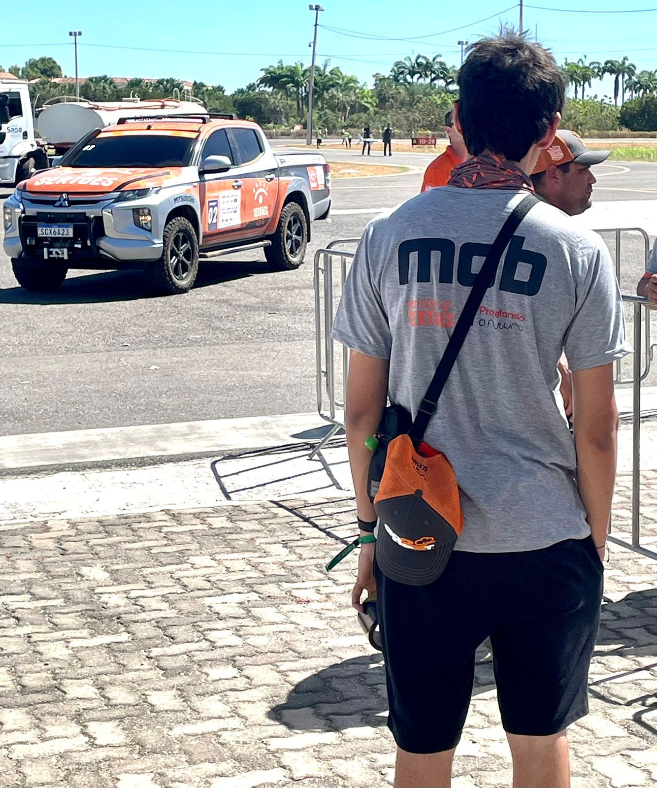 Rally dos Sertões leva internet fibra óptica para 18 escolas do Nordeste com apoio da Mob