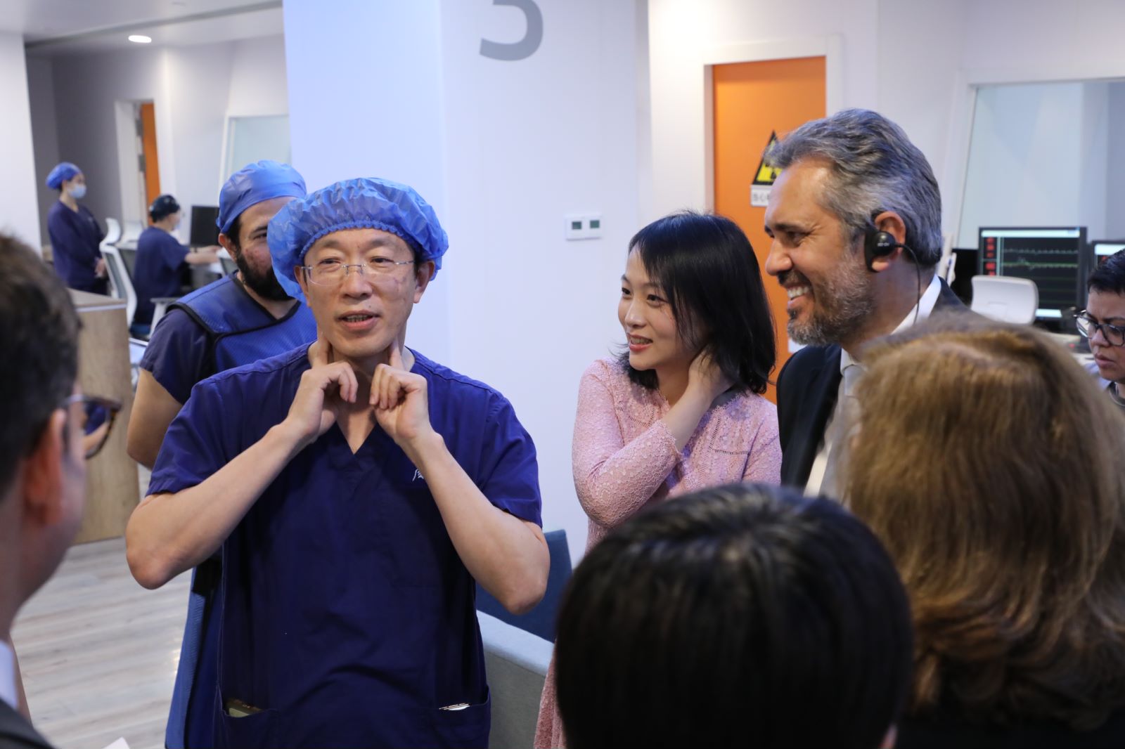 Elmano visita hospital referência na China e anuncia parceria com Hospital de Messejana