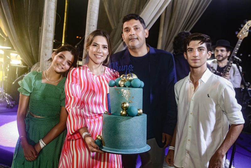 Sessão de autógrafos - Bruno Queiroz comanda o lançamento do seu livro no Iate Clube de Fortaleza