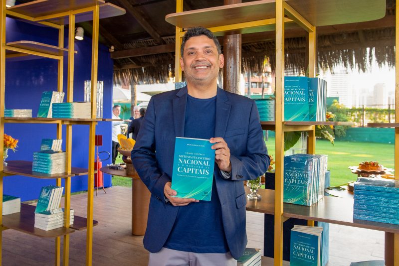 Sessão de autógrafos - Bruno Queiroz comanda o lançamento do seu livro no Iate Clube de Fortaleza