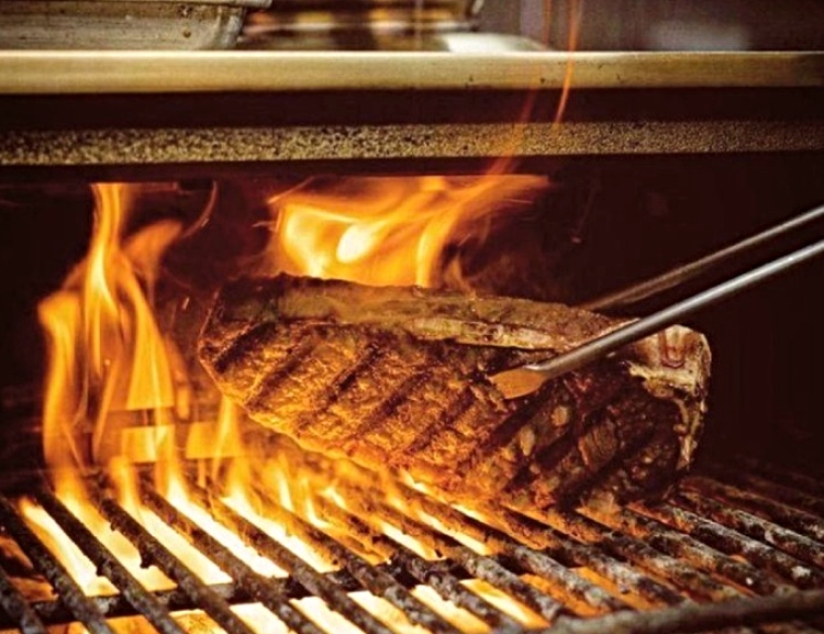 Santa Grelha eleva a experiência gourmet com instalação de forno movido a carvão