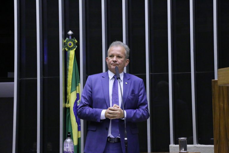 “O PDT vai judicializar qualquer processo de desfiliação”, diz André Figueiredo sobre pedetistas com mandato
