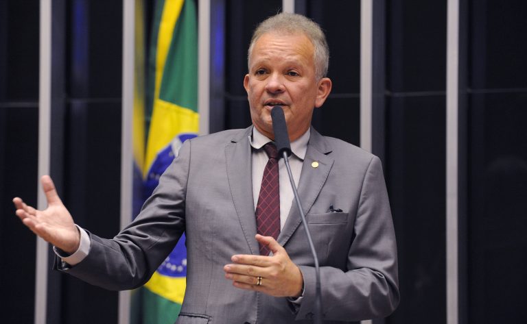 André Figueiredo apresenta recurso para que juíza revise decisão judicial em favor de Cid Gomes