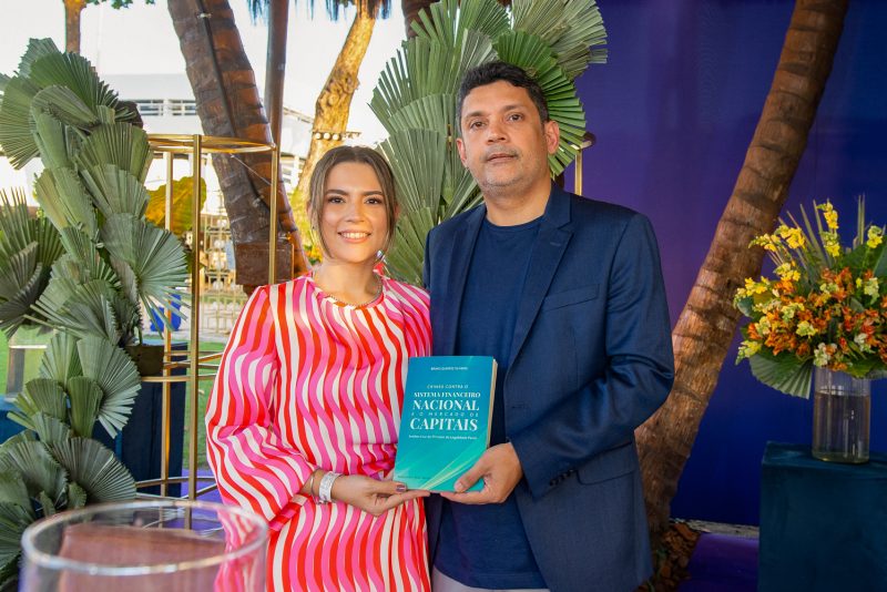 Sessão de autógrafos - Bruno Queiroz comanda o lançamento do seu livro no Iate Clube de Fortaleza