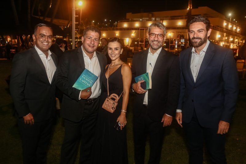 Sessão de autógrafos - Bruno Queiroz comanda o lançamento do seu livro no Iate Clube de Fortaleza