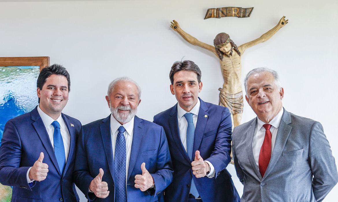 Lula dá posse a três ministros e cria ministério para pequena empresa para Márcio França