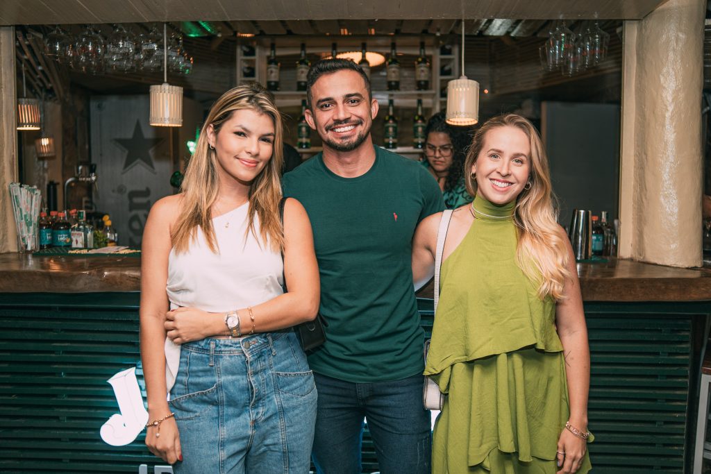 
				Manu Uchoa, Rai Simplicio e Paloma Parochel 
				