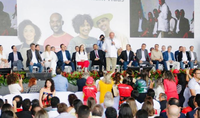 Sarto, Evandro e Luizianne dividem o mesmo palco durante evento com Lula
